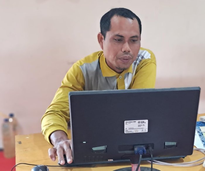 Operator EMIS GTK Laksanakan Pengisian Absen Bulanan GTK Melalui EMIS MTsN 7 Bungo