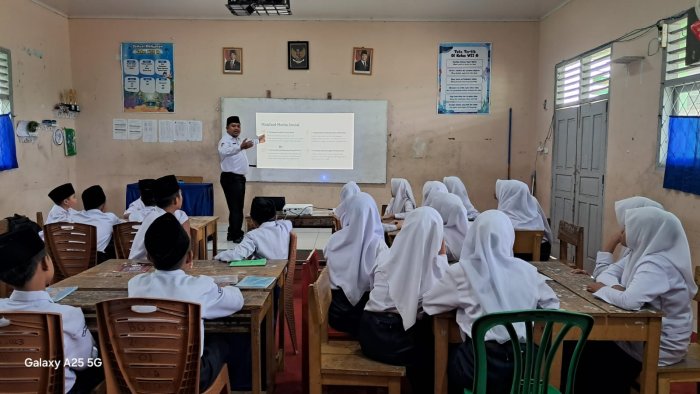 Guru BK MTsN 7 Bungo Tekankan Bijak Bermedia Sosial Melalui Bimbingan Klasikal