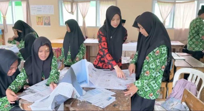 Siswa-siswi Kelas VIII B MTsN 7 Bungo Berkreasi dengan Menggunting dan Menyusun Iklan dalam KBM Bahasa Indonesia