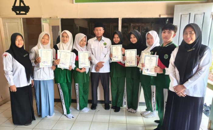Pembagian Ijazah Hari Kedua, Kepala MTsN 7 Bungo Pantau Langsung Penyerahan kepada Alumni Kelas IX B Pembagian Ijazah Hari Kedua, Kepala MTsN 7 Bungo Pantau Langsung Penyerahan kepada Alumni Kelas IX B