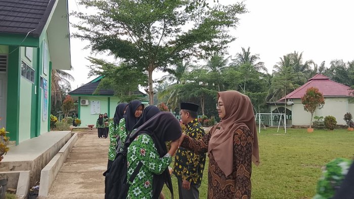 Hangat Sejak Gerbang: Budaya 3S MTsN 7 Bungo Ciptakan Lingkungan Belajar Nyaman dan Penuh Kekeluargaan