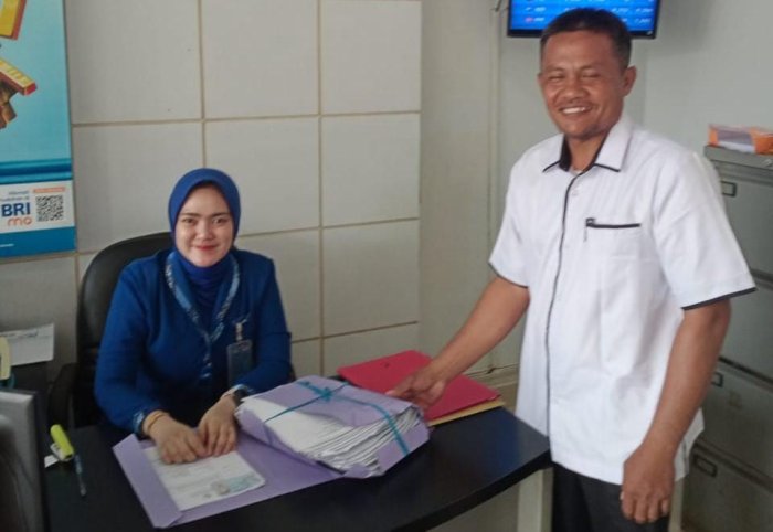 Kepala MTsN 7 Bungo Serahkan Berkas Pencairan Bansos PIP ke BRI Unit KM 44