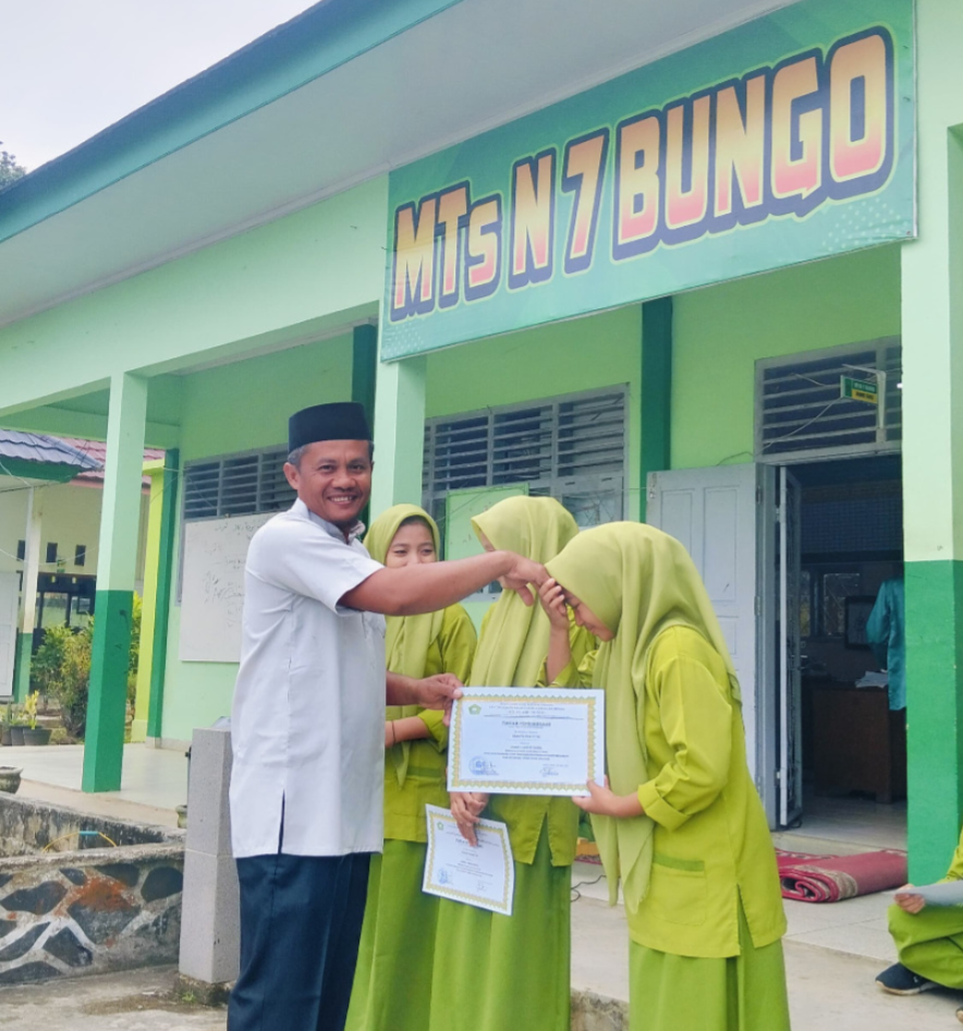 Kepala MTs Negeri 7 Bungo Berikan Penghargaan kepada Siswa Berprestasi dalam Ujian Madrasah Kelas IX TP 2024/2025