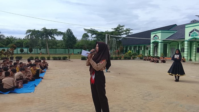 Penampilan Puisi Musikal dan Tarian Kelas IX A tentang Sosok Ayah Warnai Ajang Minat dan Bakat MTsN 7 Bungo