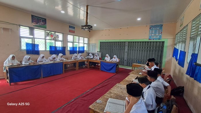 Awali KBM dengan Tadarus Bersama, MTsN 7 Bungo Tanamkan Cinta Al-Quran dan Perdalam Pemahaman Tajwid Siswa