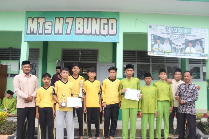 Tim Futsal MTsN 7 Bungo Serahkan Piala kepada Kepala Madrasah Usai Raih Juara 1 dan Kategori Kiper Terbaik Tim Futsal MTsN 7 Bungo Serahkan Piala kepada Kepala Madrasah Usai Raih Juara 1 dan Kategori Kiper Terbaik