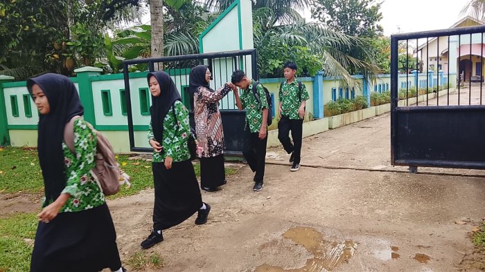 Suasana Hangat dan Penuh Semangat Warnai Kegiatan Penyambutan Pagi di MTsN 7 Bungo