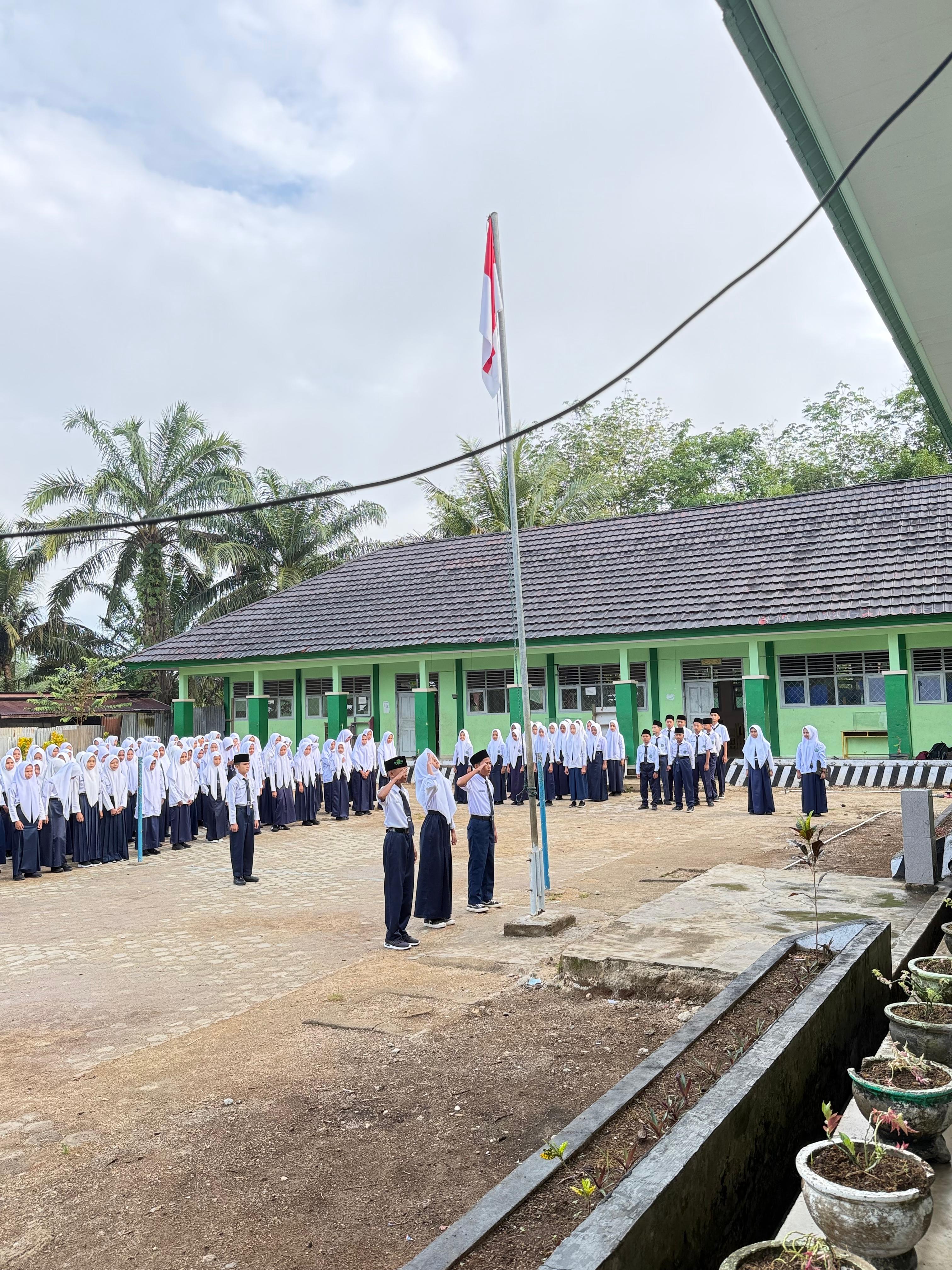 MTsN 7 Bungo Gelar Upacara Bendera Rutin, Kamad Tekankan Disiplin dan Semangat Berprestasi