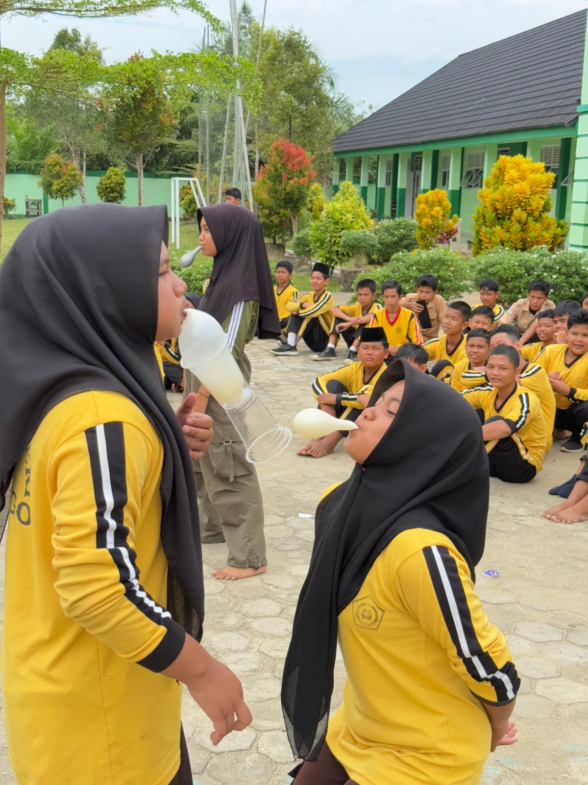 Game Estafet Balon Gelas Meriahkan Suasana Perayaan HUT ke-80 RI di MTsN 7 Bungo