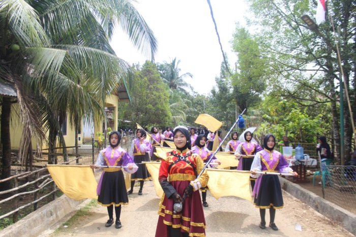 Marching Band Bahana Syahdu MTsN 7 Bungo Meriahkan Pawai Pembangunan HUT ke-81 Kemerdekaan RI