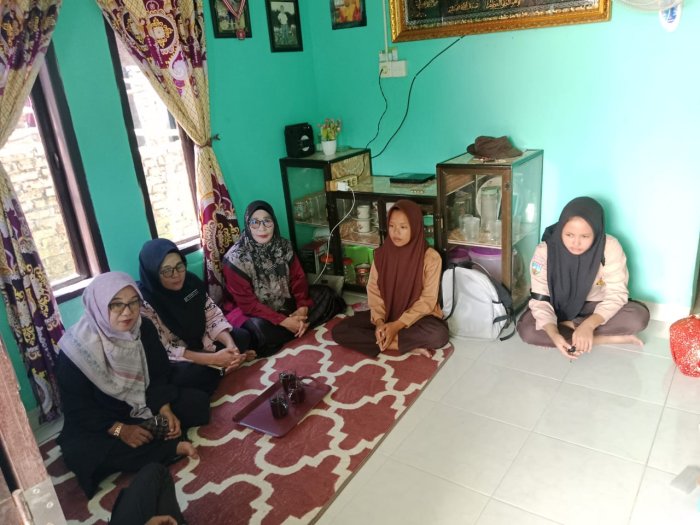 Siswa-siswi Kelas IX A MTsN 7 Bungo Lakukan Kunjungan Solidaritas kepada Andra yang Sedang Sakit