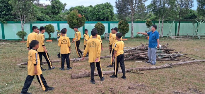Suasana Bahu-Membahu Siapkan Kayu Bakar Menjelang Malam Api Unggun Persami MTsN 7 Bungo