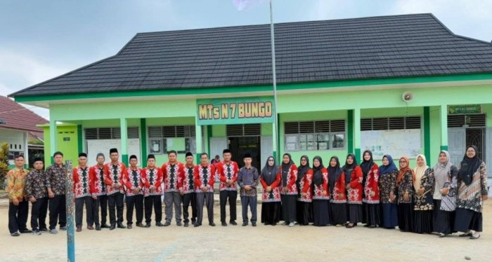 Civitas MTsN 7 Bungo Mengucapkan Selamat Hari Batik Nasional 2 Oktober 2025