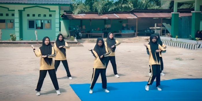 Kelas VII A Tampil Energik di Ajang Lomba Senam Kreasi MTsN 7 Bungo