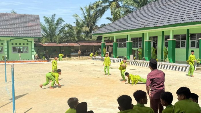 Siswa dan Guru MTsN 7 Bungo Isi Waktu Istirahat dengan Kegiatan Positif dan Seru