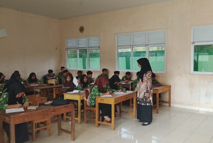 Guru MTsN 7 Bungo Tunjukkan Dedikasi Tinggi dalam Menjalankan Tugas Sebagai Guru Piket