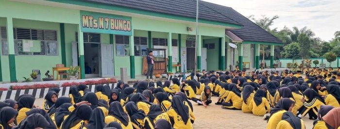 Bangkitkan Semangat Belajar, Apel Pagi MTsN 7 Bungo Hadirkan Motivasi dan Kuis Edukatif