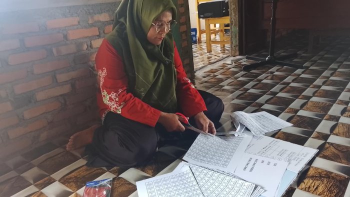 Kepala Perpustakaan MTsN 7 Bungo Lakukan Pelabelan Buku Baru untuk Tingkatkan Kualitas Layanan