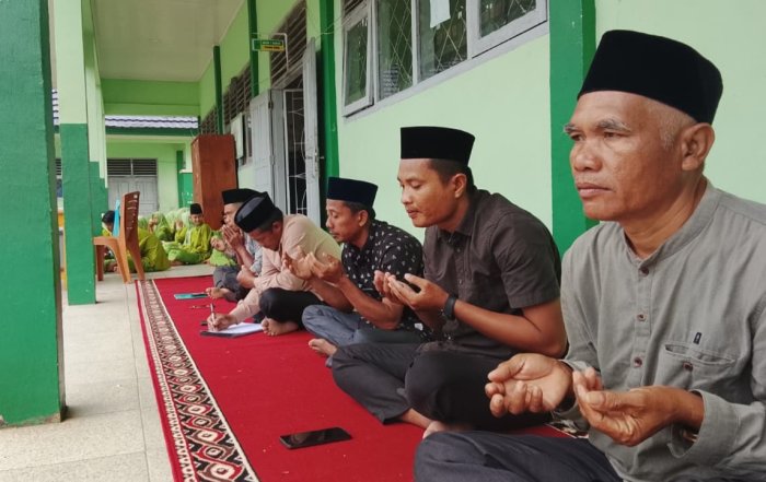 Yasinan Jumat MTsN 7 Bungo Tetap Khidmat di Tengah Rintik Hujan, Mantapkan Kesiapan Sambut Ramadhan 1447 H