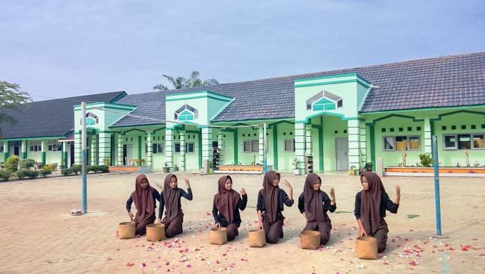 Kelas VIII B Tampil Memukau dengan Tari Daerah Jambi di Grand Final Ajang Minat Bakat MTsN 7 Bungo
