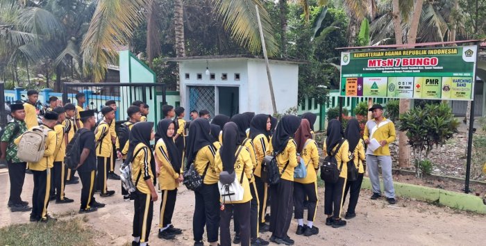Kepala MTsN 7 Bungo Berikan Pembinaan kepada Siswa yang Terlambat Mengikuti SKJ