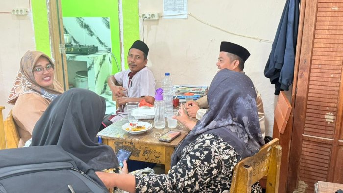 Guru MTsN 7 Bungo Manfaatkan Waktu Istirahat untuk Bercengkerama dan Persiapkan Administrasi PPKM