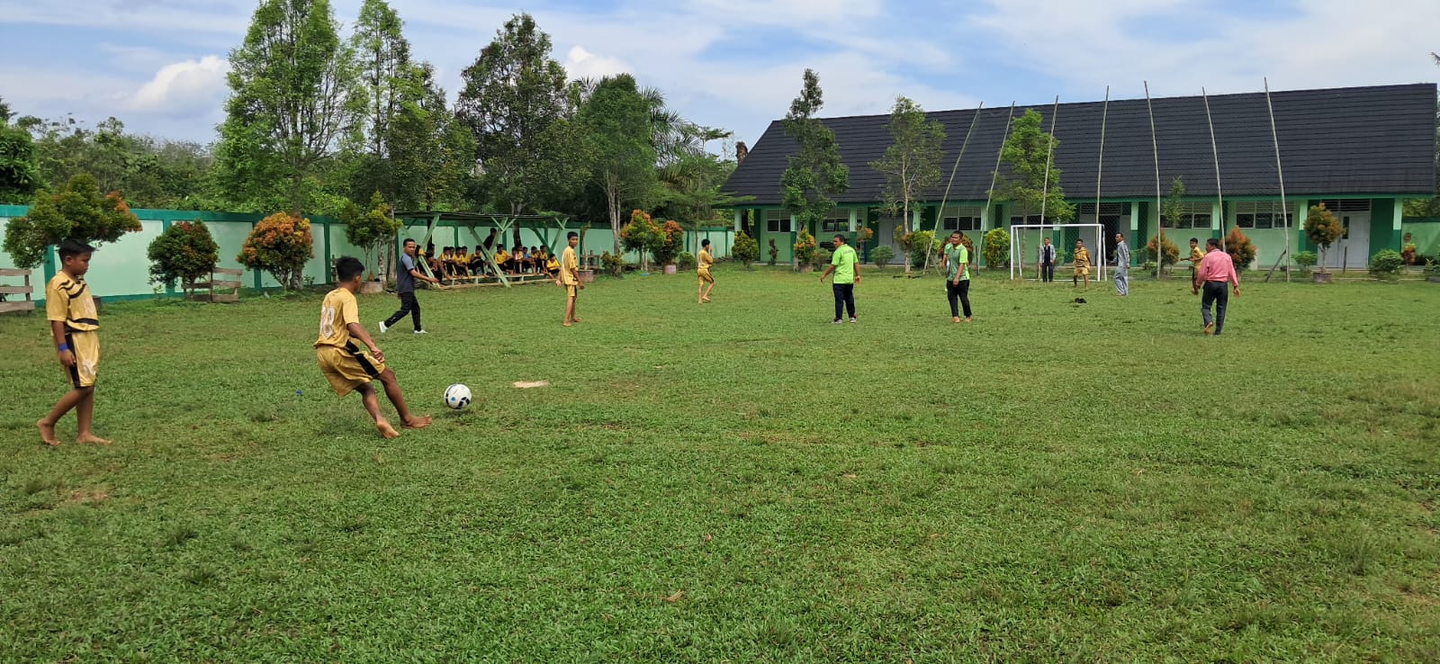 Pertandingan Mini Soccer Siswa vs Guru Tutup Classmeeting MTsN 7 Bungo dengan Meriah dan Penuh Keakraban