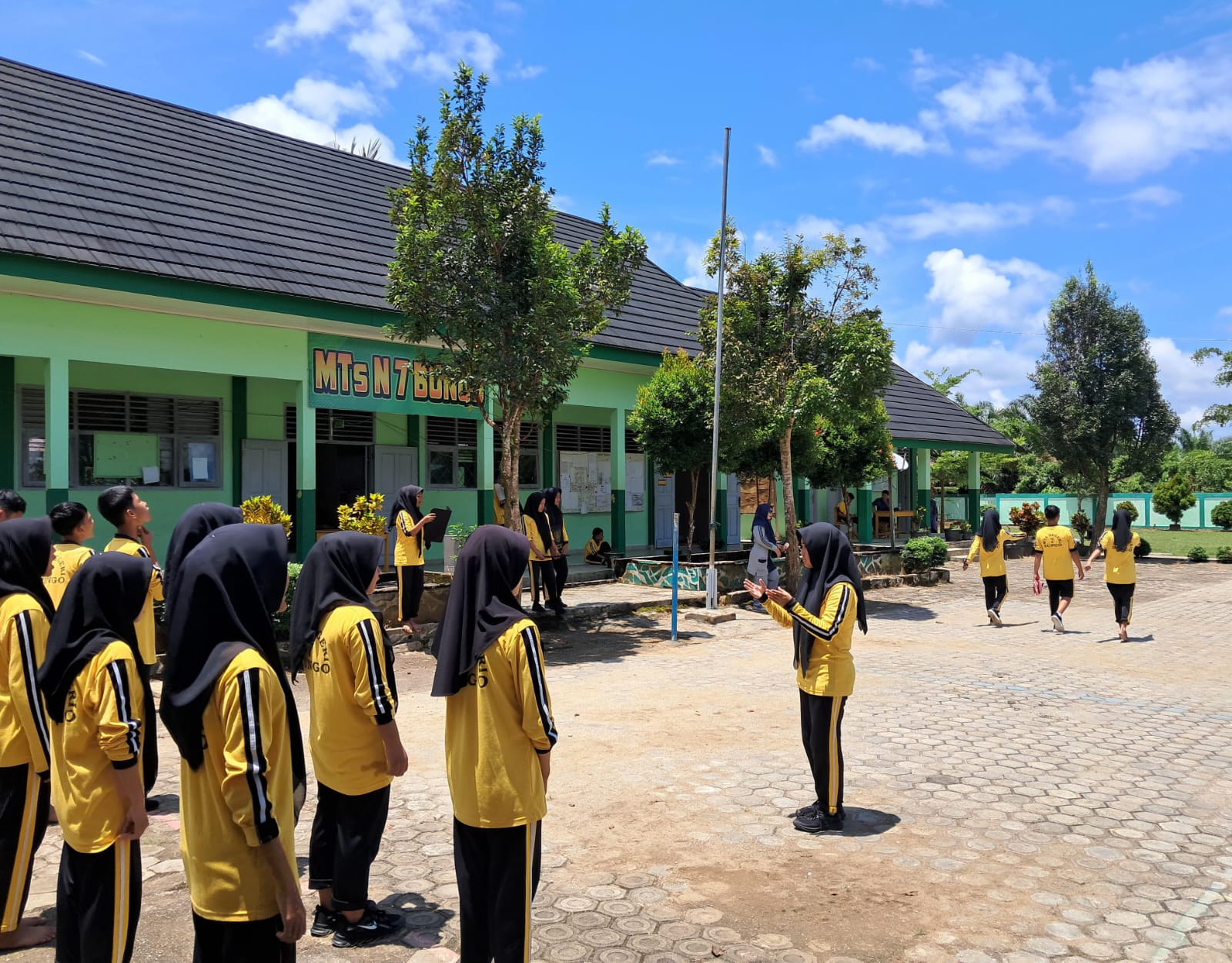 Mantapkan Persiapan, Kelas VIII D MTs N 7 Bungo Adakan Latihan Upacara