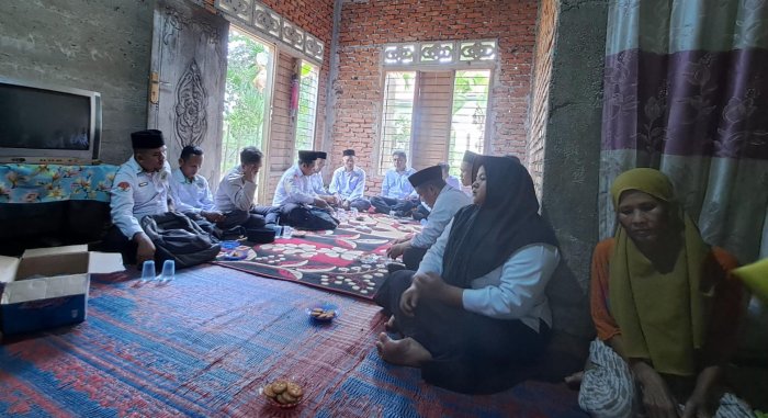 Keluarga Besar MTsN 7 Bungo Tunjukkan Solidaritas, Kunjungi Orang Tua Guru yang Sedang Sakit