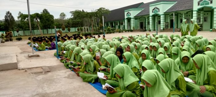 MTsN 7 Bungo Gelar Yasinan Rutin Jumat Pagi: Bentuk Karakter dan Kecintaan Siswa terhadap Al-Quran