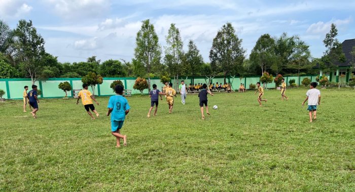 Semarak Akhir Pekan di MTsN 7 Bungo: Lapangan Mini Soccer Jadi Pusat Antusiasme Siswa