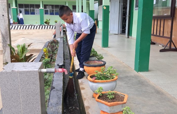 Cegah DBD Sejak Dini, Siswa MTsN 7 Bungo Bergerak Bersihkan Genangan Pasca Hujan