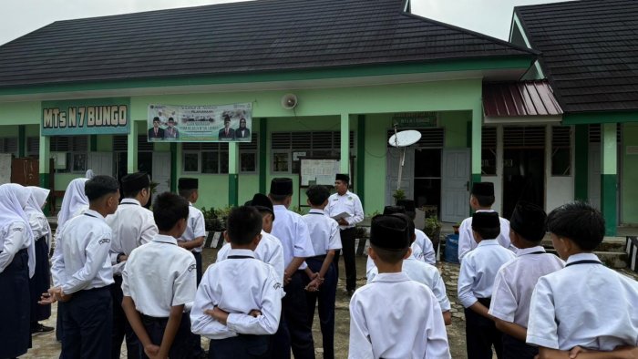 Guru BK MTsN 7 Bungo Berikan Pembinaan Humanis kepada Siswa Terjaring Razia, Tekankan Disiplin sebagai Kunci Masa Depan