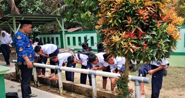 Tidak Hanya Membimbing Shalat, Bapak Abdul Manap Pastikan Tata Cara Wudhu Siswa Sesuai Syariat