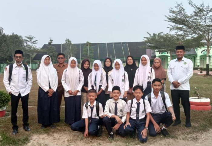 Kepala MTsN 7 Bungo Lepas Kontingen OMI 2026, Tekankan Sportivitas dan Mohon Restu Orang Tua Kepala MTsN 7 Bungo Lepas Kontingen OMI 2026, Tekankan Sportivitas dan Mohon Restu Orang Tua