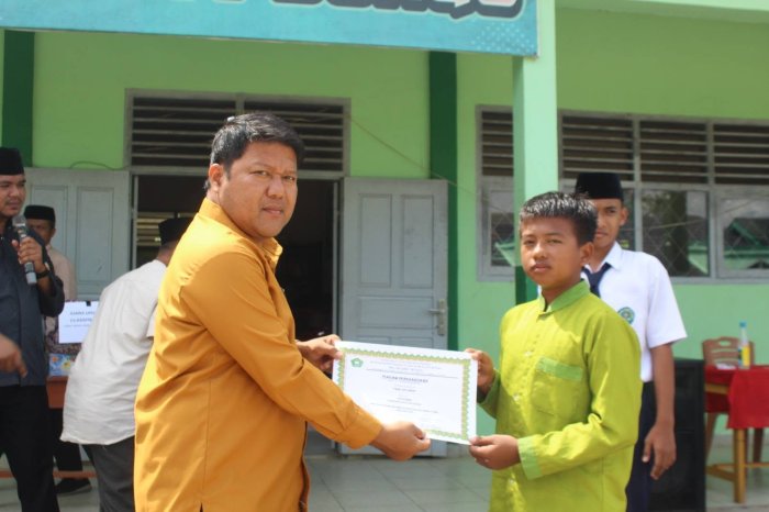 Muhammad Fahri Raih Predikat Top Skor Mini Soccer Class Meeting MTsN 7 Bungo Tahun Pelajaran 2025/2026 Muhammad Fahri Raih Predikat Top Skor Mini Soccer Class Meeting MTsN 7 Bungo Tahun Pelajaran 2025/2026