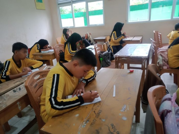 Siswa Kelas IX A MTsN 7 Bungo Gelar Ulangan Harian dengan Metode Rotating Stations