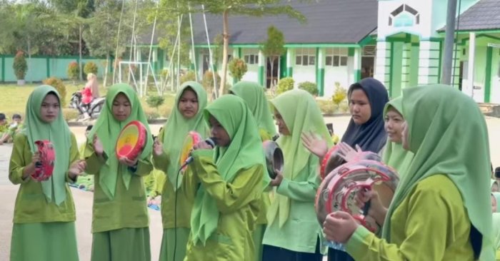 Tim Kasidah Rebana MTsN 7 Bungo Meriahkan Pengajian dan Yasinan Rutin