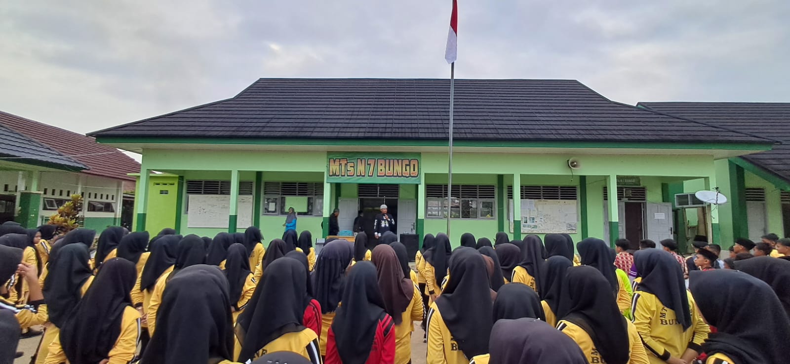 Kepala MTsN 7 Bungo Pimpin Apel Kedisiplinan, Ajak Siswa Aktif Kembangkan Potensi Diri
