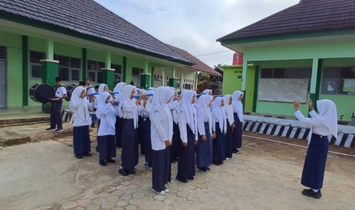 Marching Band Bahana Syahdu Sukses Iringi Upacara Hari Senin di MTsN 7 Bungo, Semangat Nasionalisme Berkobar