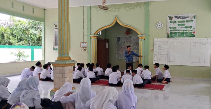 Bapak Abdul Manap Berikan Penguatan Usai Kultum, Sekaligus Tunjuk Petugas Shalat Dzuhur Selanjutnya