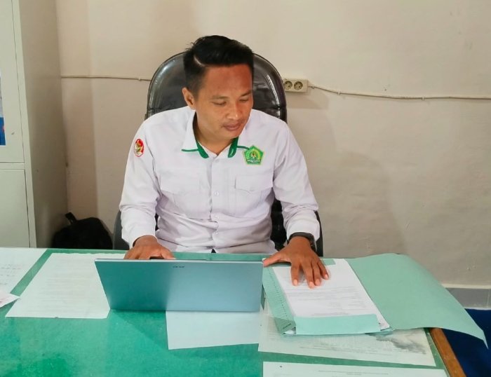 Kendala Teratasi, Siswa Kelas VII MTsN 7 Bungo Mulai Dapat Ditarik ke EMIS 4.0 Kendala Teratasi, Siswa Kelas VII MTsN 7 Bungo Mulai Dapat Ditarik ke EMIS 4.0