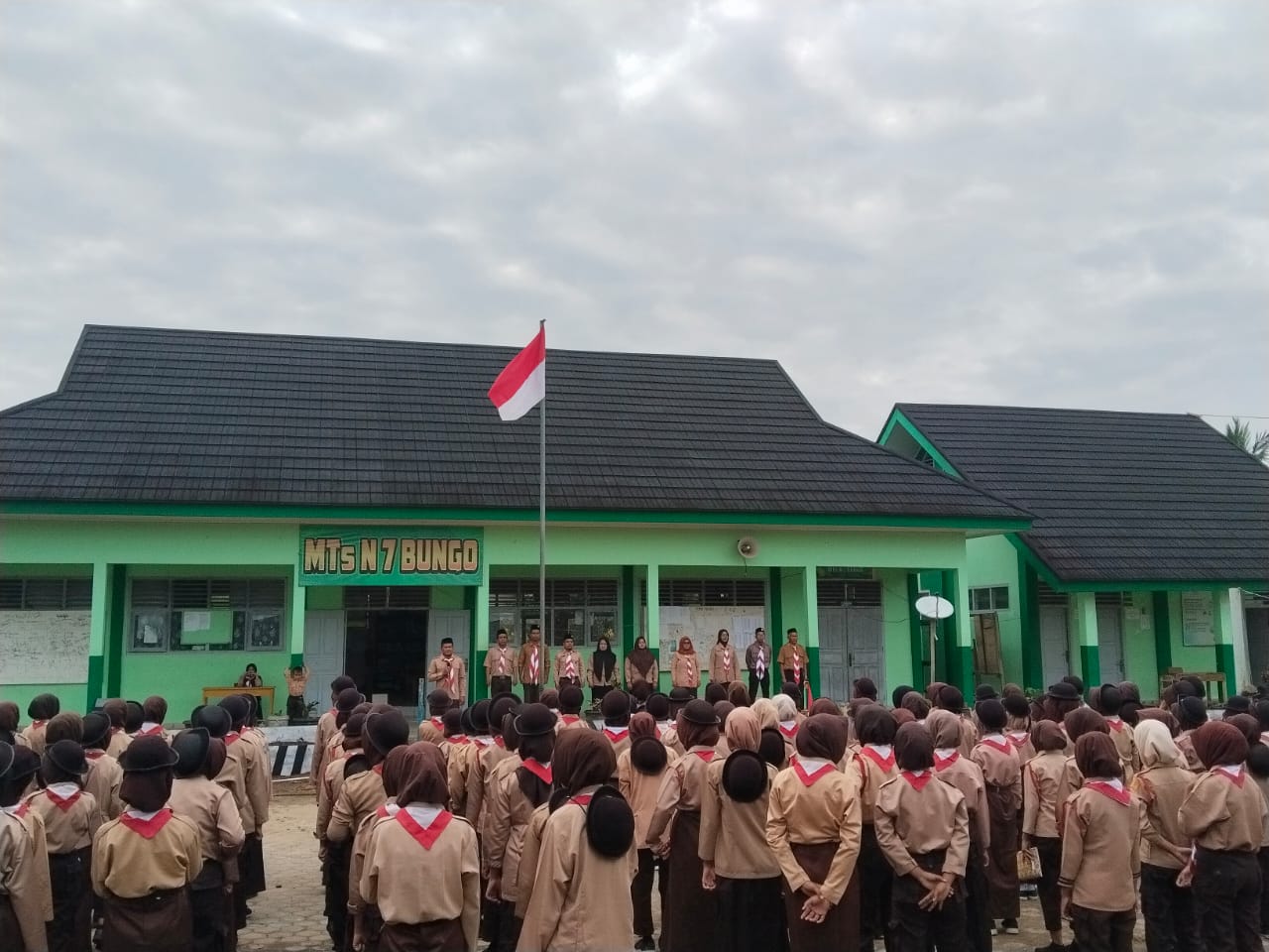 Kepala MTsN 7 Bungo Pimpin Apel Jelang Upacara Gabungan Hari Pramuka ke-64 Tingkat Kwaran Tanah Tumbuh