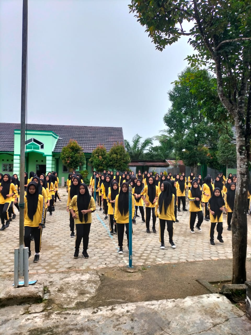 MTs Negeri 7 Bungo Gelar Olahraga Bersama untuk Tingkatkan Kebugaran Tubuh