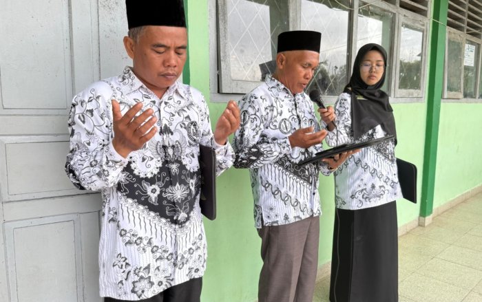 Bapak Muhammad Yusuf, S.Pd.I Pimpin Doa Dengan Khusyuk pada Peringatan HUT PGRI ke-80 dan HGN 2025 di MTsN 7 Bungo