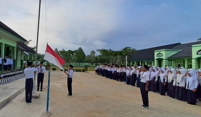 Siswa Kelas VIII A MTsN 7 Bungo Sukses Jalankan Tugas Sebagai Petugas Upacara Bendera