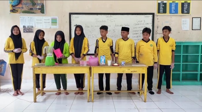 Siswa Kelas IX B MTsN 7 Bungo Antusias Praktik Bahasa Inggris Bertema How to Make Delicious Avocado Juice