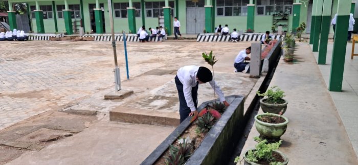 Siswa MTsN 7 Bungo Dapat Pembinaan Usai Terjaring Tidak Tertib, Diberi Sanksi Edukatif Membersihkan Taman Madrasah