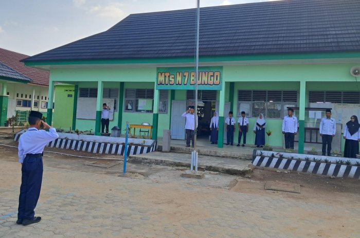 Upacara Bendera di MTsN 7 Bungo Berlangsung Sukses, Kelas IX B Tampilkan Inovasi Baru