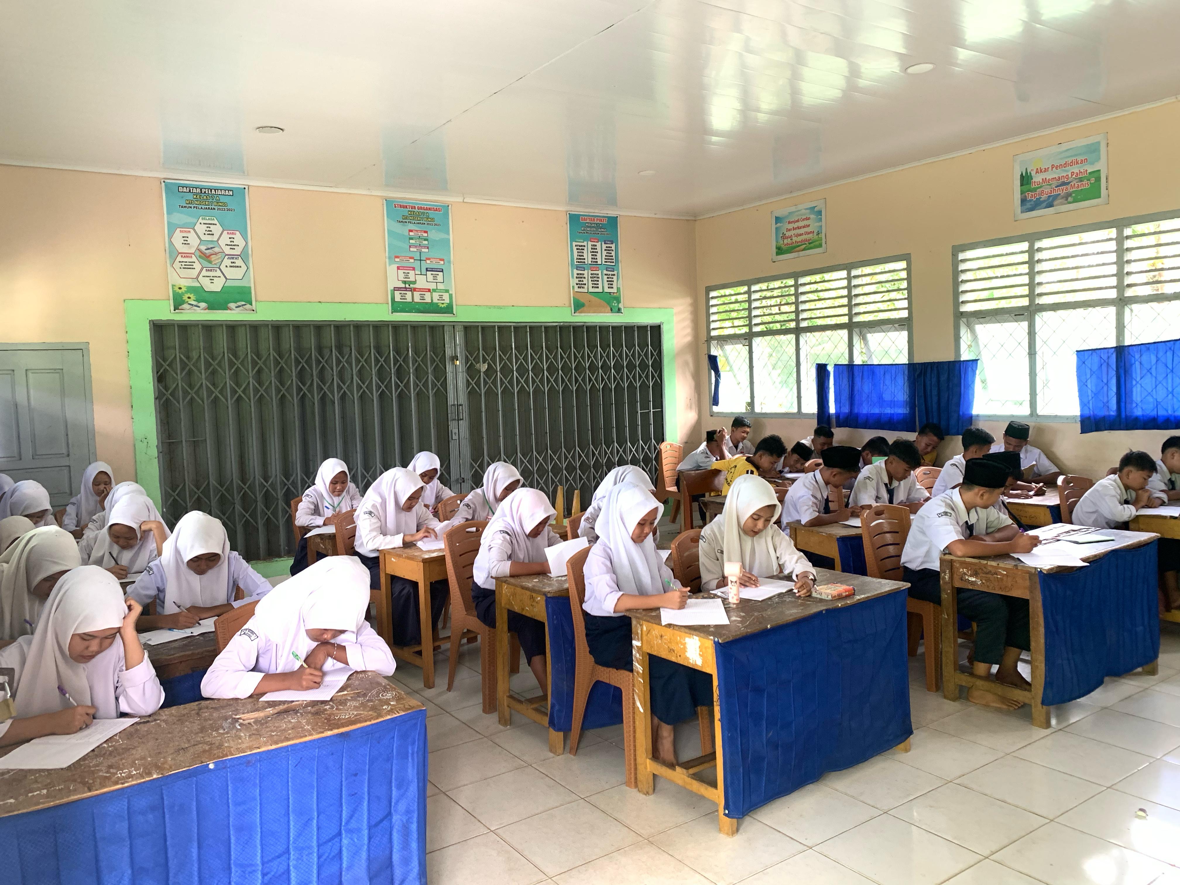 Hari Kedua Pelaksanaan PAS Genap Kelas IX MTsN 7 Bungo Berjalan Lancar dan Tertib